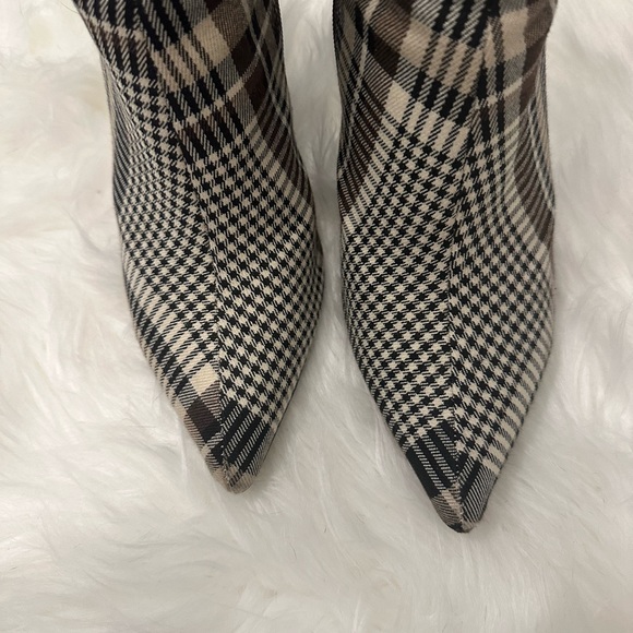 Le chateau heeled booties. Great condition, minimal wear. Zipper on the sides. - Picture 3 of 3